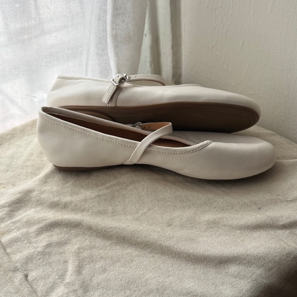 White Ballet Shoes - Picture 1 of 4